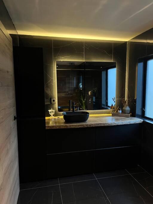 Botnahlid Villa, Mountain And Town Views And Outdoor Sauna Seythisfjorthur Exterior foto
